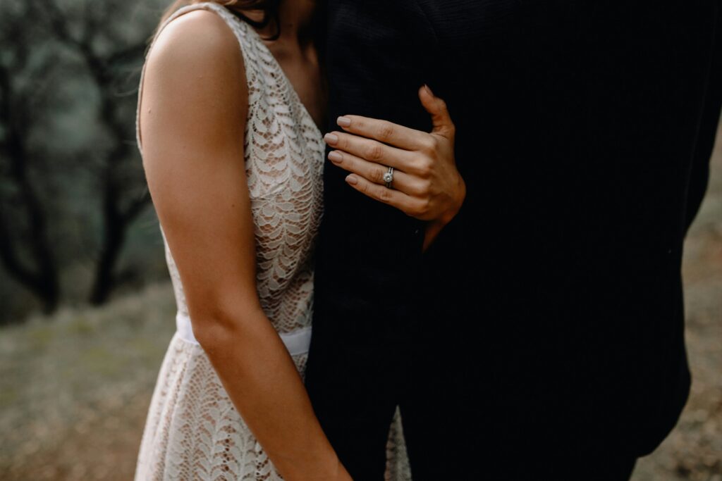 Kvinde i følelsesmæssig sikkerhed i et sundt parforhold